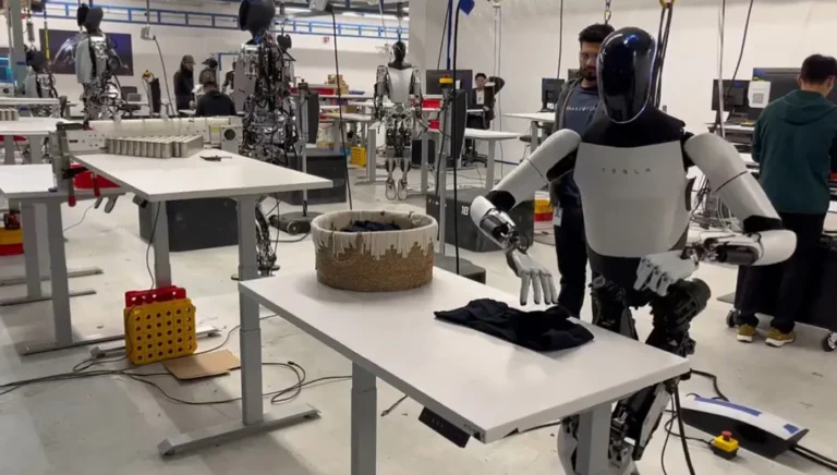 El robot Tesla de Elon dobla la ropa «bien» en una demostración predefinida
