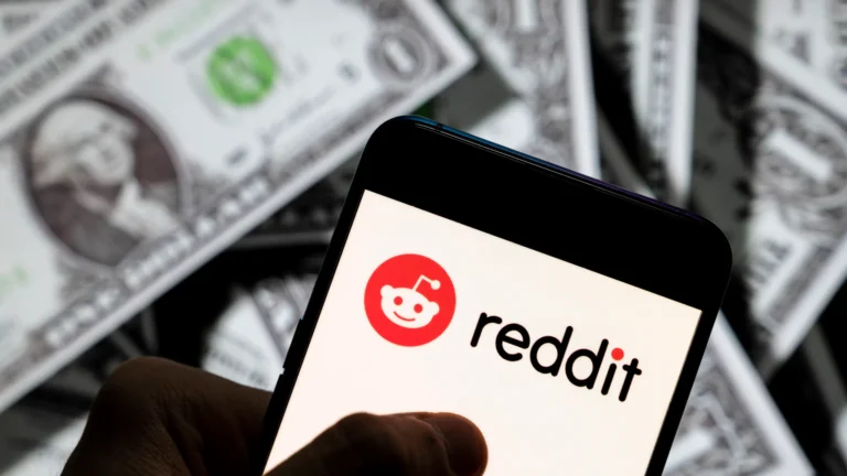 El precio de las acciones de la OPI de Reddit parece alto, aunque no tanto respecto a sus ingresos por IA
