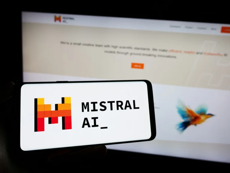 Mistral AI dispone un nuevo modelo para rivalizar con GPT-4 y su asistente de chat