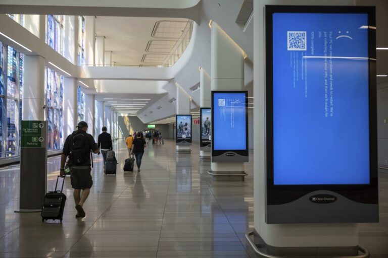 Una actualización defectuosa de CrowdStrike provoca una interrupción global del servicio a bancos, aerolíneas y empresas en todo el mundo