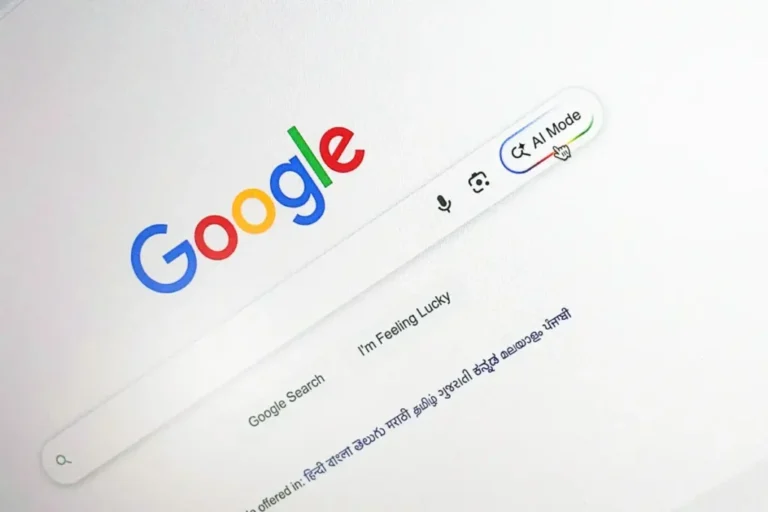 Google fusiona sus resúmenes de IA con el modo conversacional en una nueva prueba global