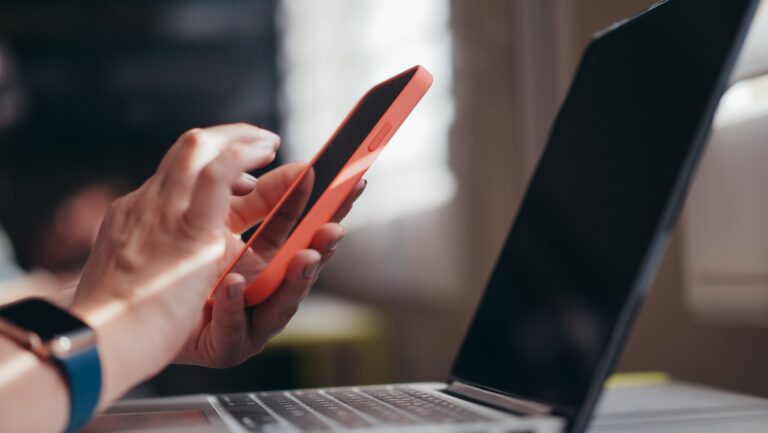 Los envíos globales de teléfonos inteligentes alcanzan el punto más bajo desde el comienzo de la pandemia