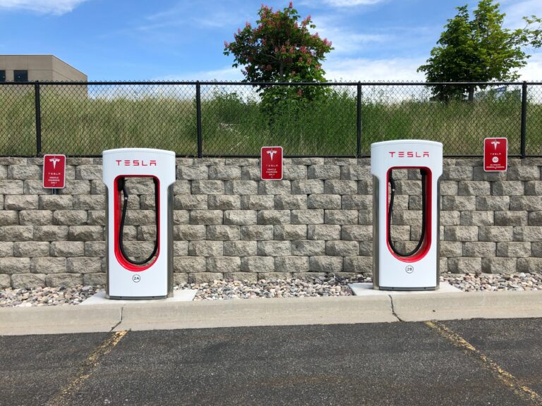 Tesla livre 405,278 XNUMX véhicules au quatrième trimestre, manquant les attentes de Wall Street