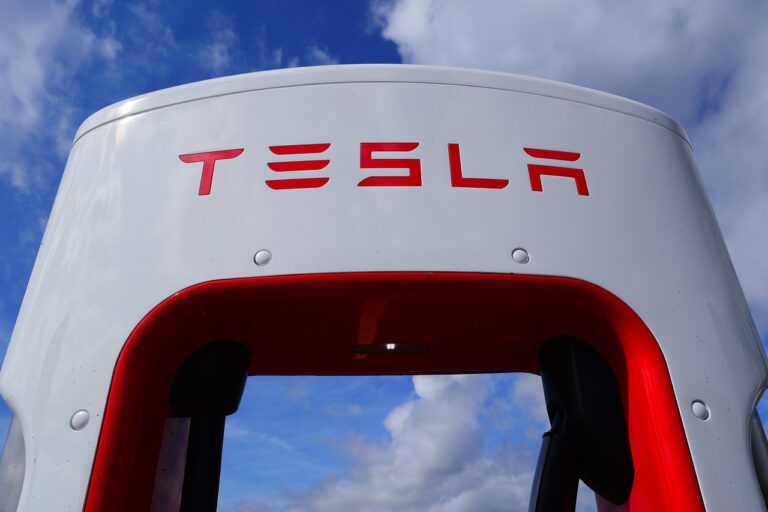 Tesla autorizado por la NHTSA para la función de juegos en el automóvil